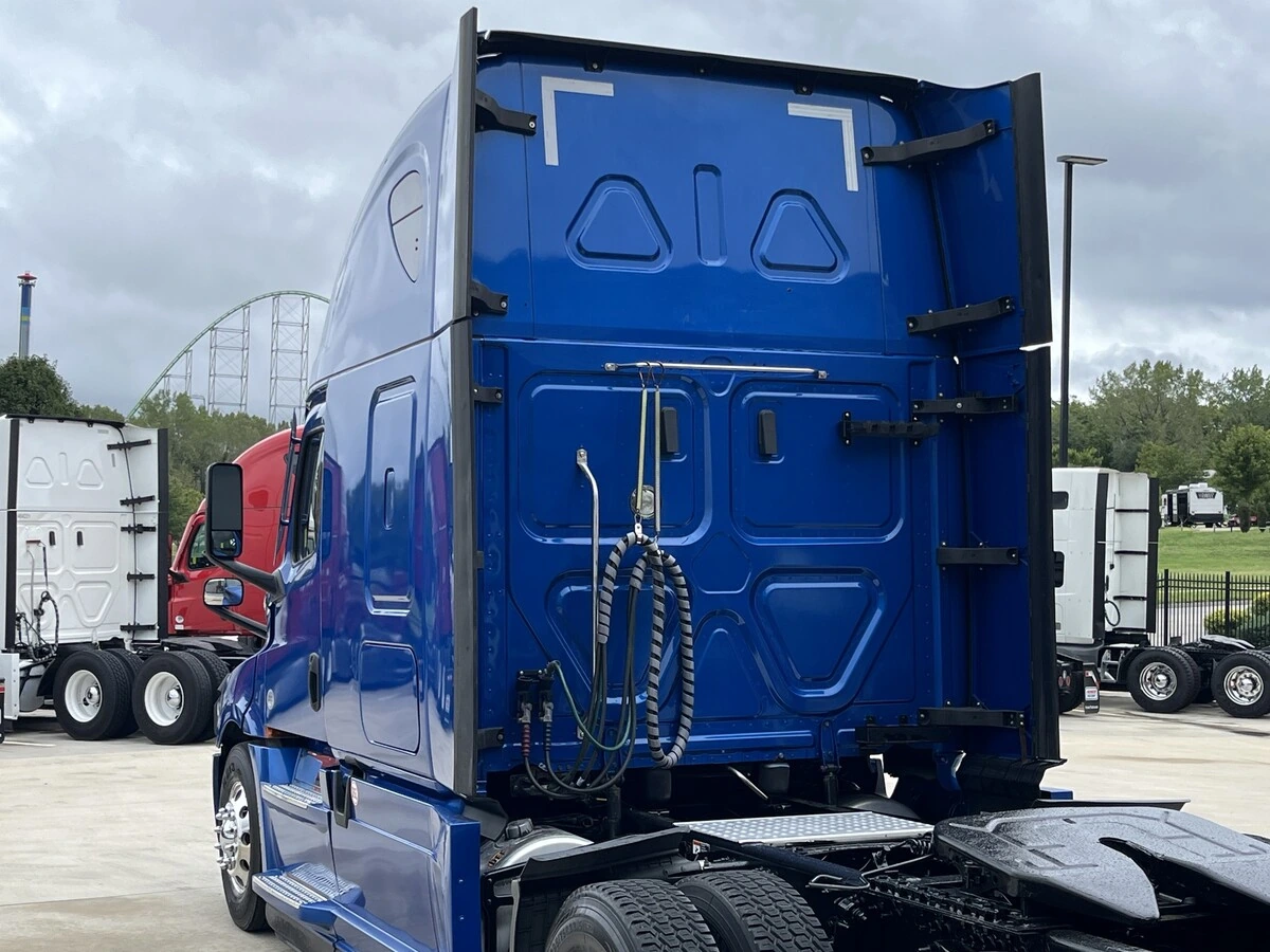 2022 Freightliner Cascadia — photo 4