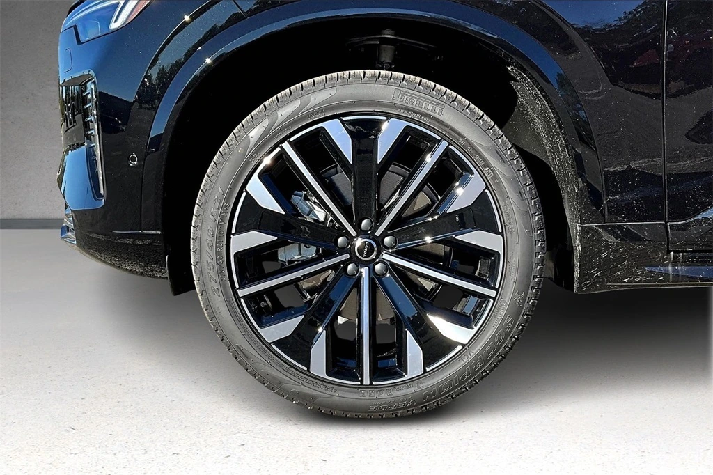 2026 Volvo - image 13