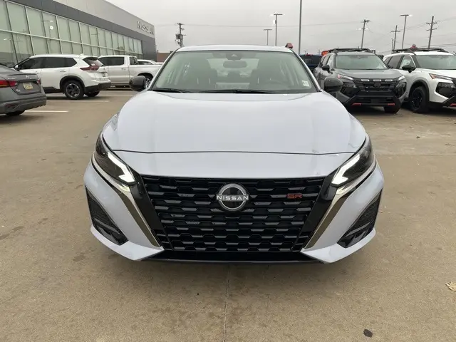2025 Nissan Altima 2.5 SR photo 2