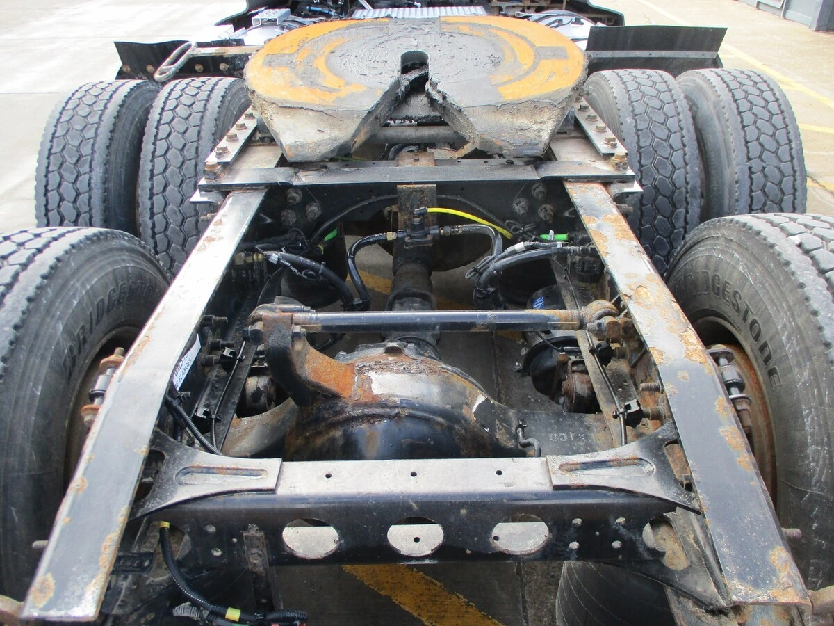 2019 International LT - image 11