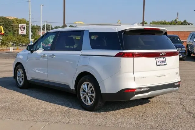 2024 Kia Carnival LX photo 5