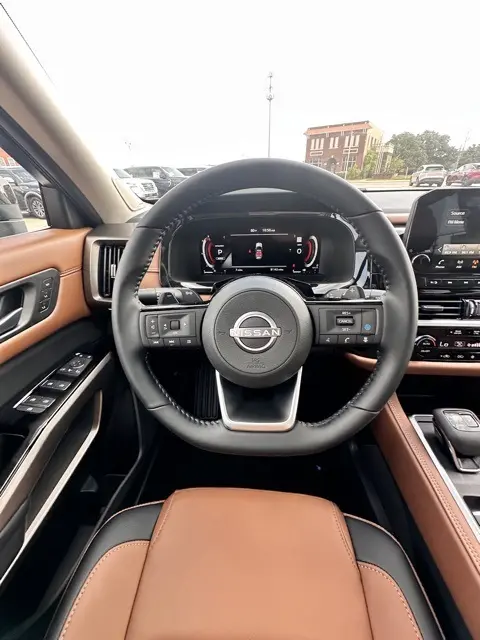 2025 Nissan Pathfinder Platinum photo 11
