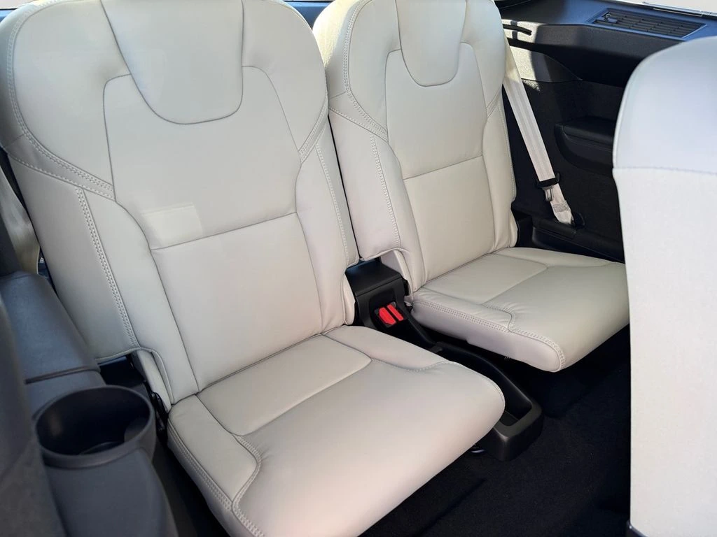 2026 Volvo - image 8