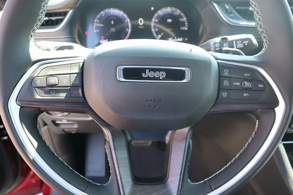 2025 Jeep Grand Cherokee Limited photo 3