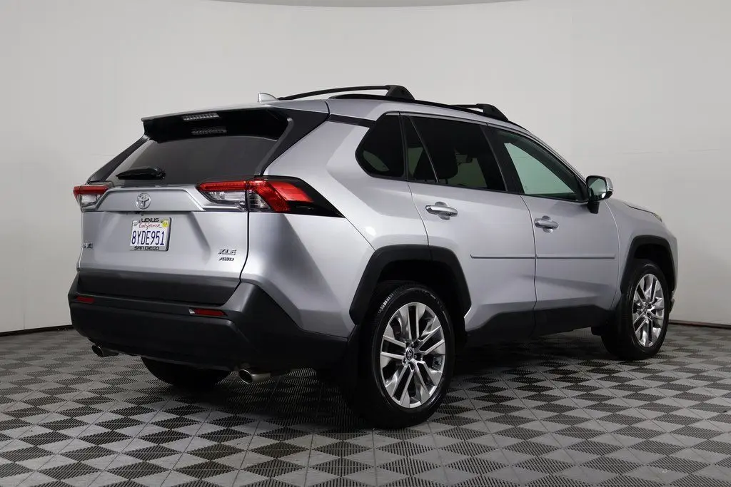 2021 Toyota RAV4 XLE Premium photo 4