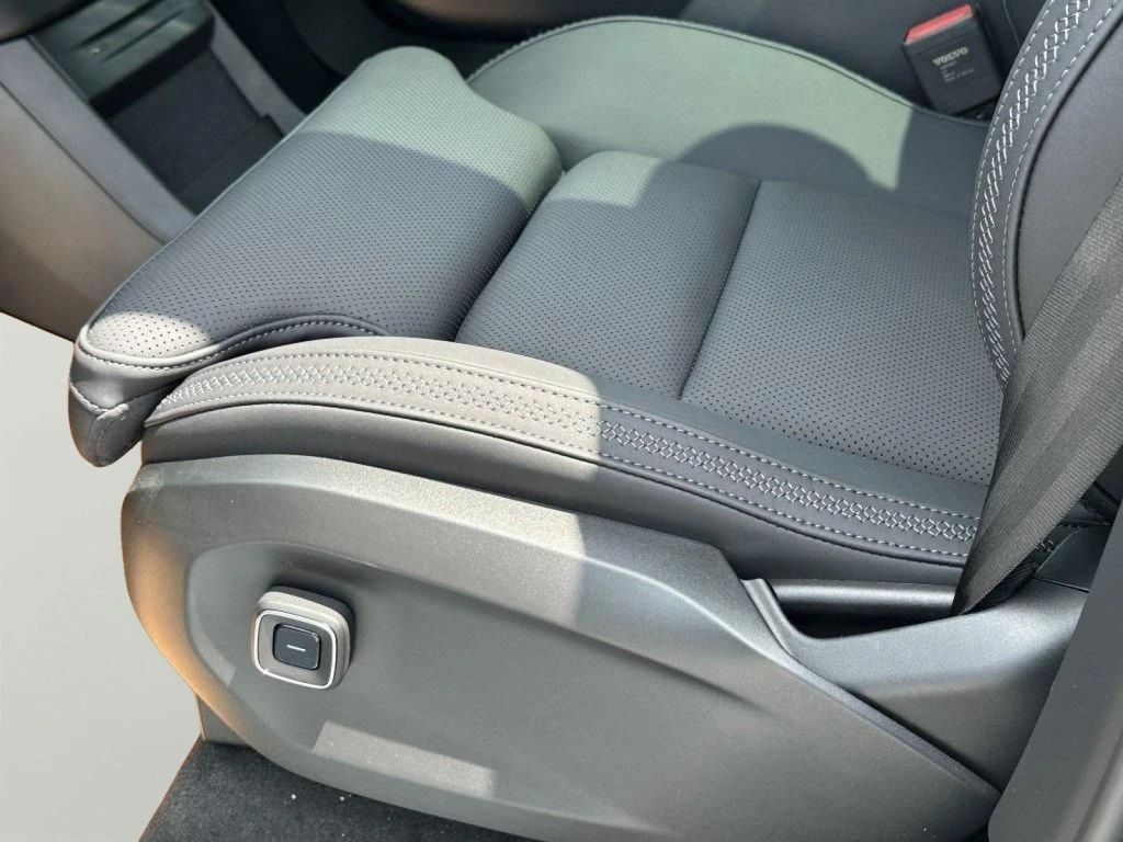 2025 Volvo - image 18