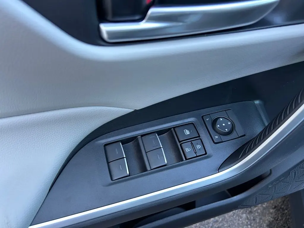 2025 Toyota RAV4 XLE photo 22