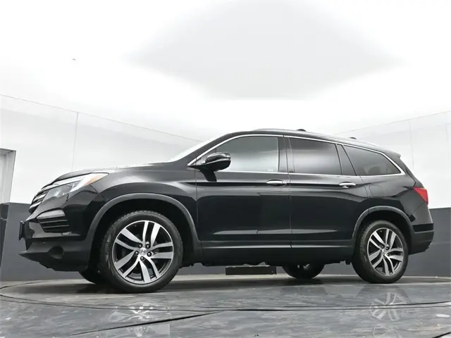 2017 Honda Pilot Touring photo 30