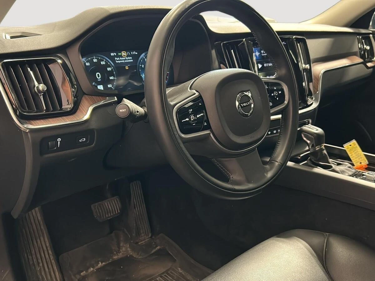 2021 Volvo - image 4