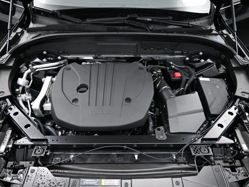 2025 Volvo - image 31