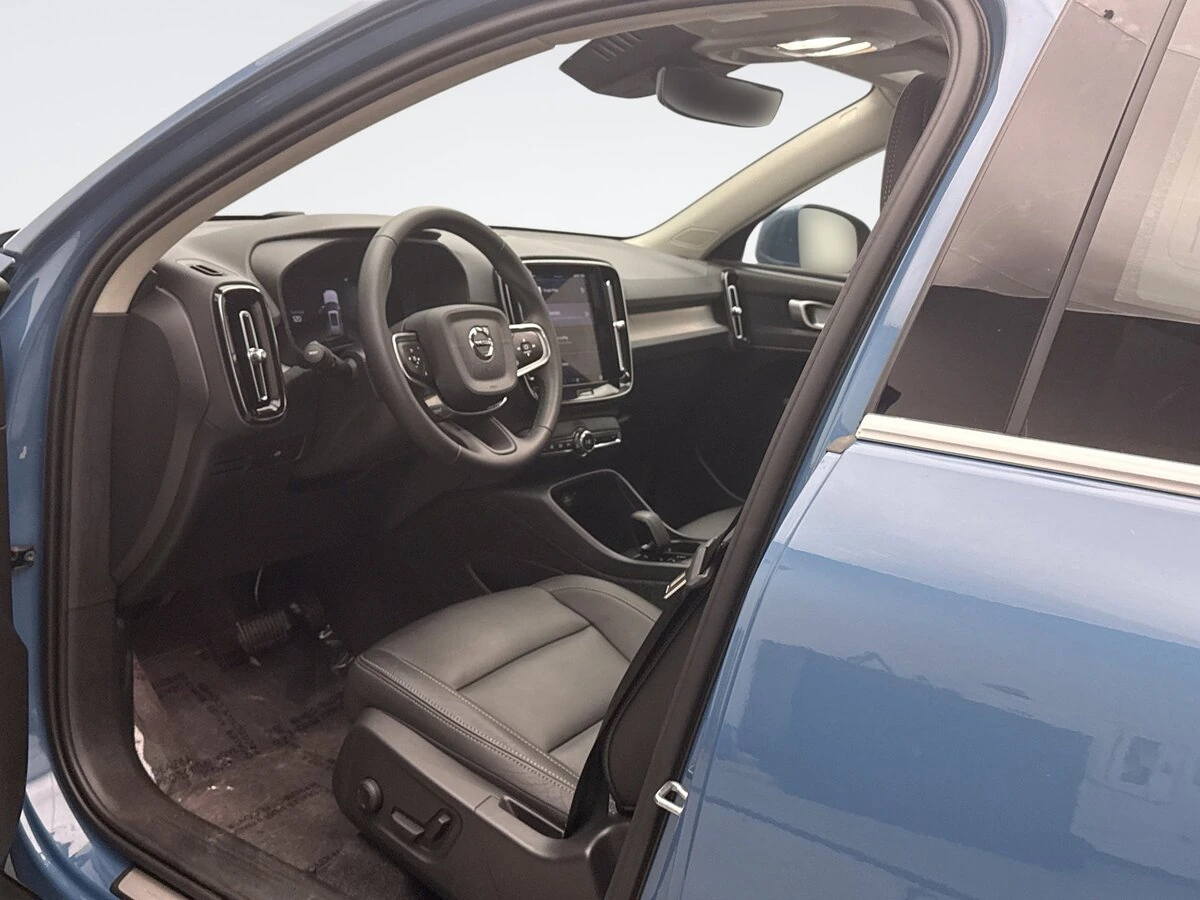 2025 Volvo - image 10