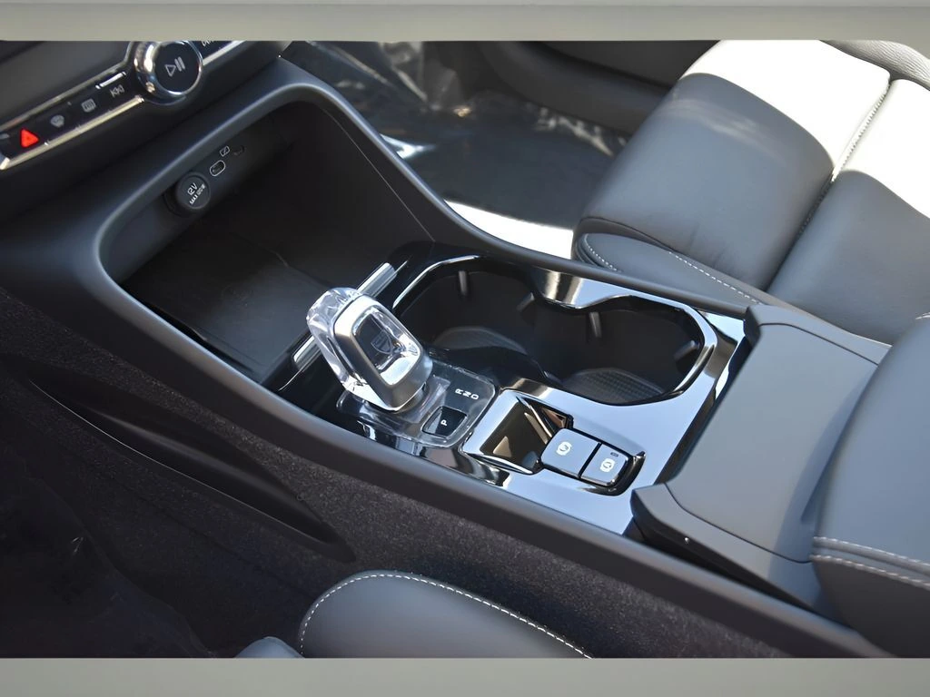 2025 Volvo - image 28