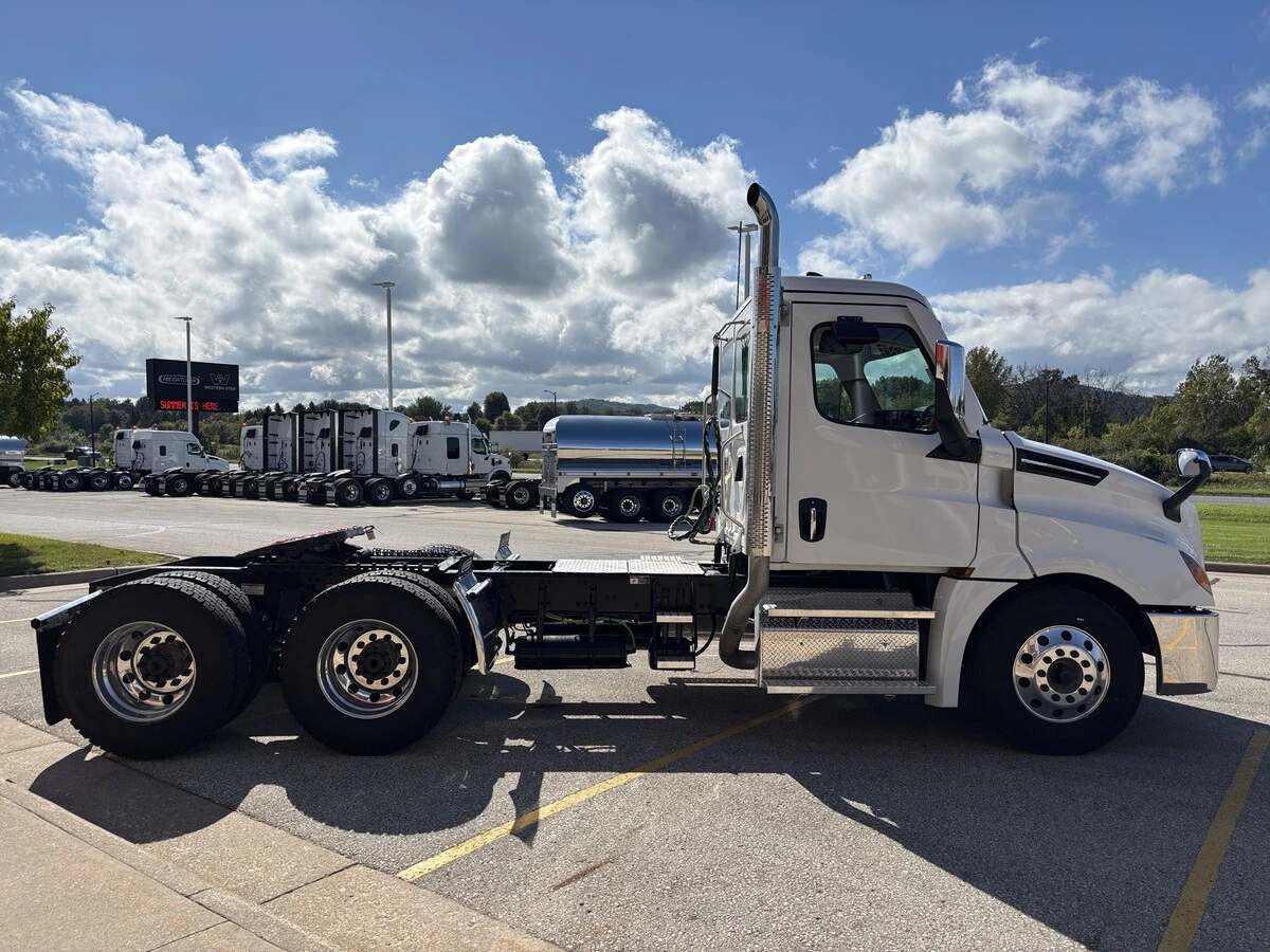 2027 Freightliner Cascadia — photo 4