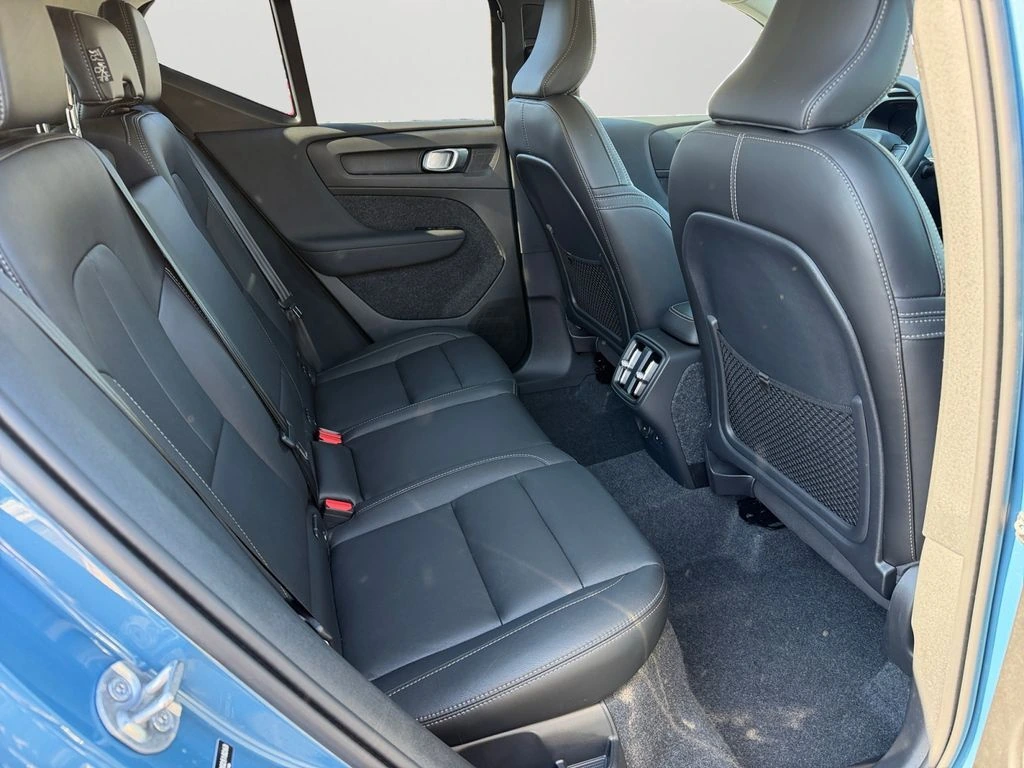 2025 Volvo - image 9