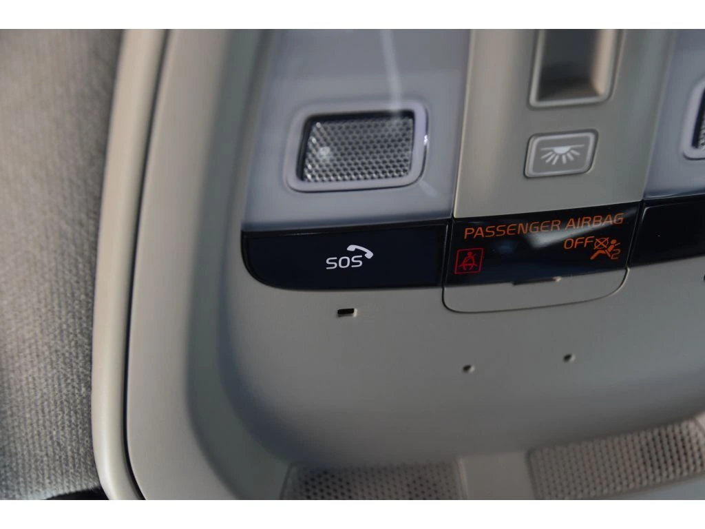 2025 Volvo - image 38