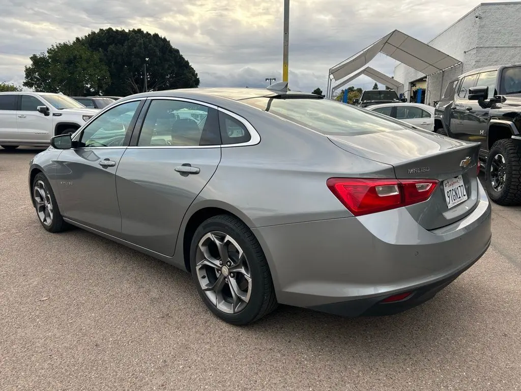 2024 Chevrolet Malibu 1LT photo 2