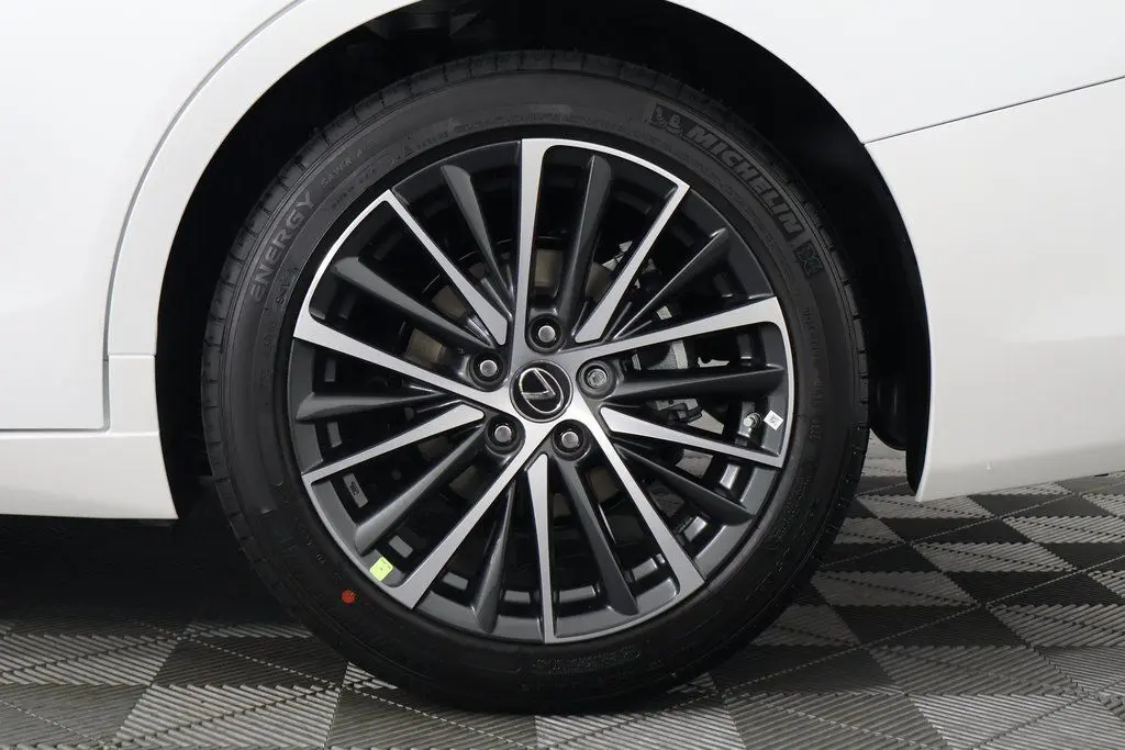 2025 Lexus ES 300h photo 8