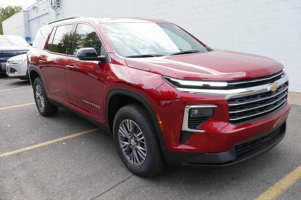 2026 Chevrolet Traverse 2LT photo 2