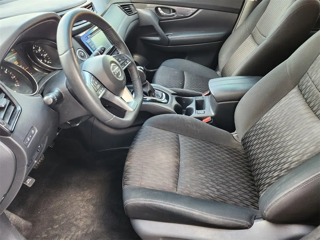 2019 Nissan Rogue SV photo 6