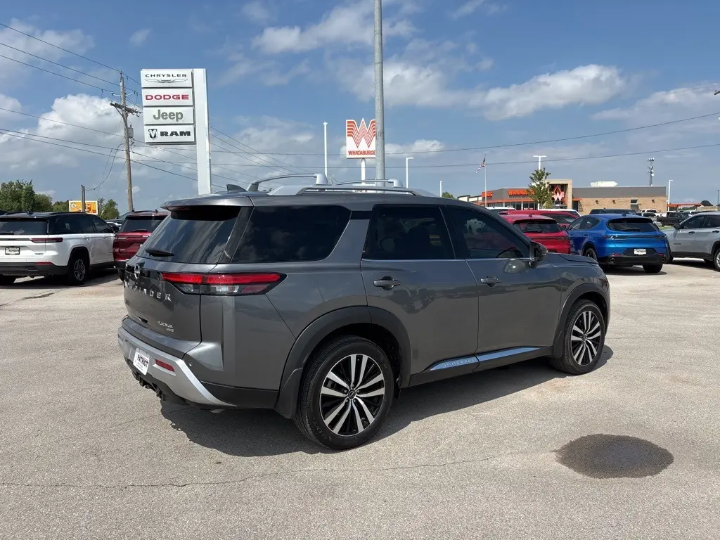 2024 Nissan Pathfinder Platinum photo 3