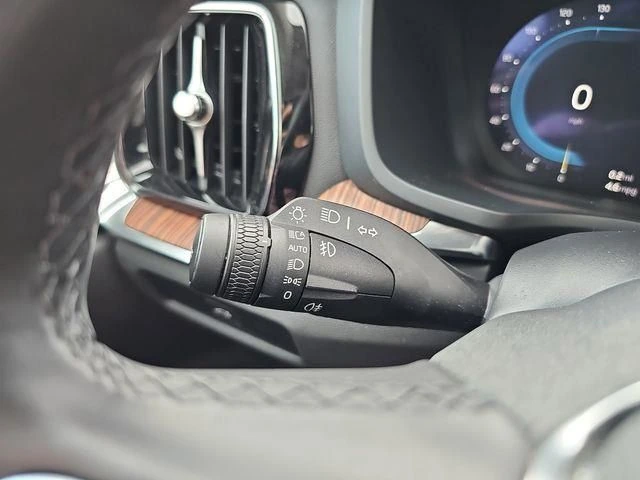 2025 Volvo - image 37