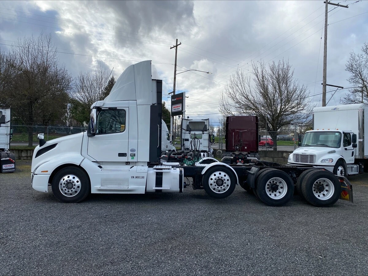 2018 Volvo VNL 860 - image 2