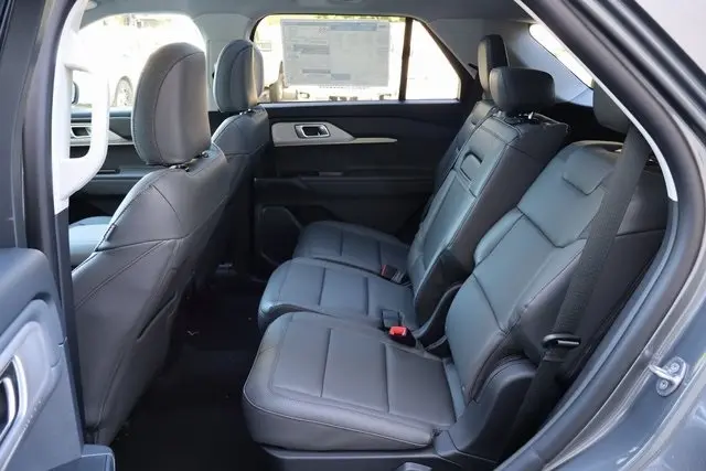 2025 Ford Explorer photo 12