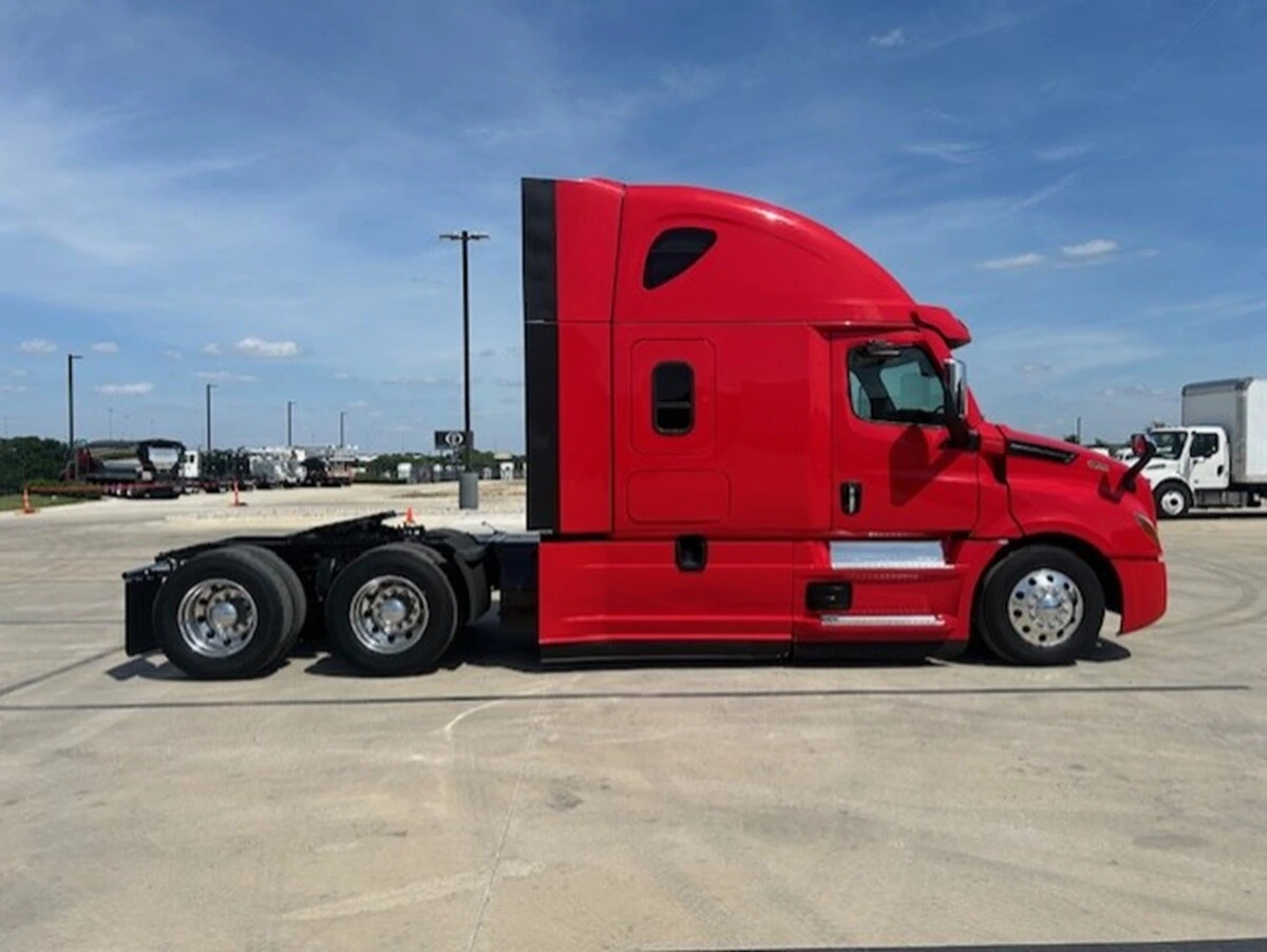 2022 Freightliner Cascadia — photo 7