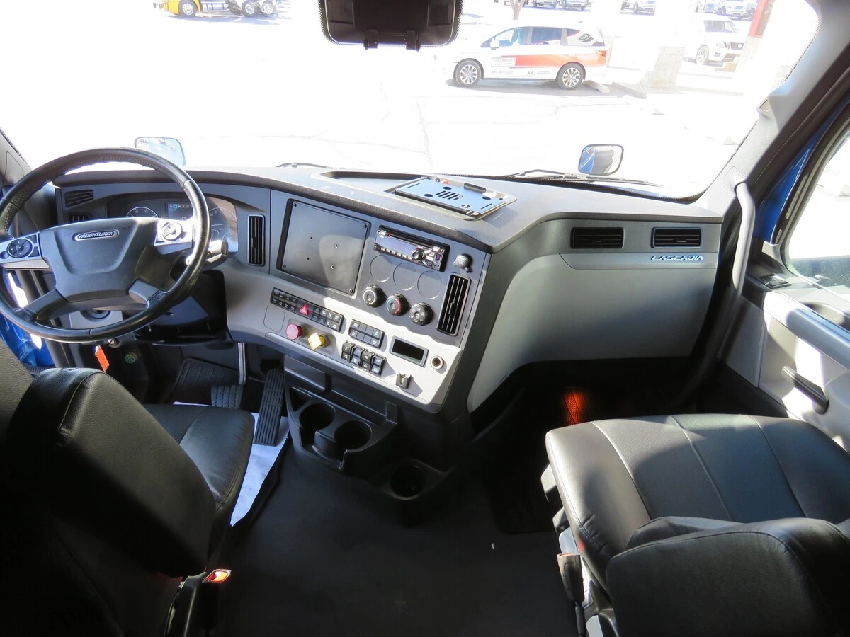 2022 Freightliner Cascadia - image 20