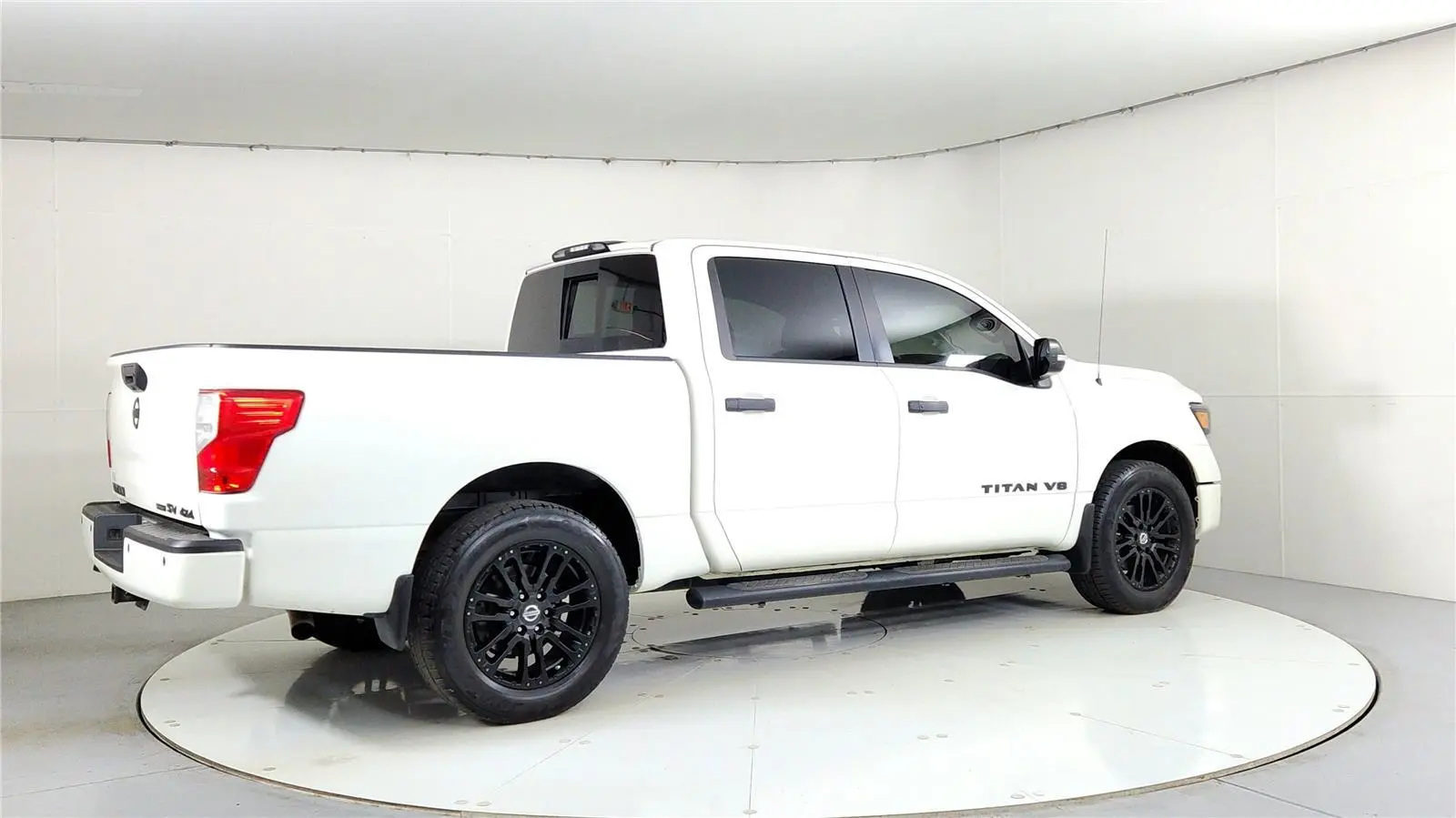 2018 Nissan Titan SV photo 3