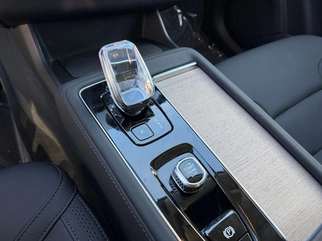 2025 Volvo - image 25
