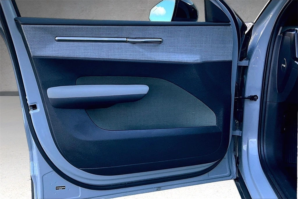 2025 Volvo - image 19