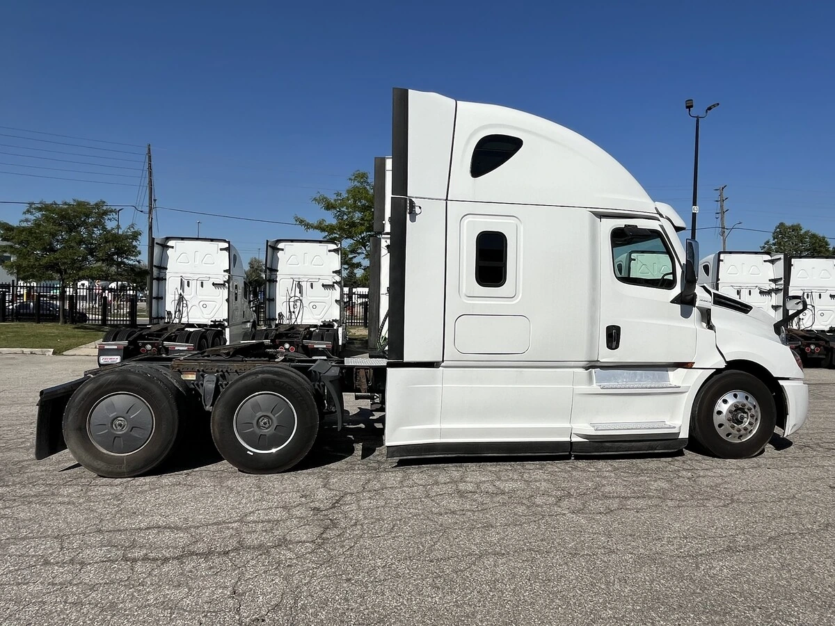 2022 Freightliner Cascadia - image 5
