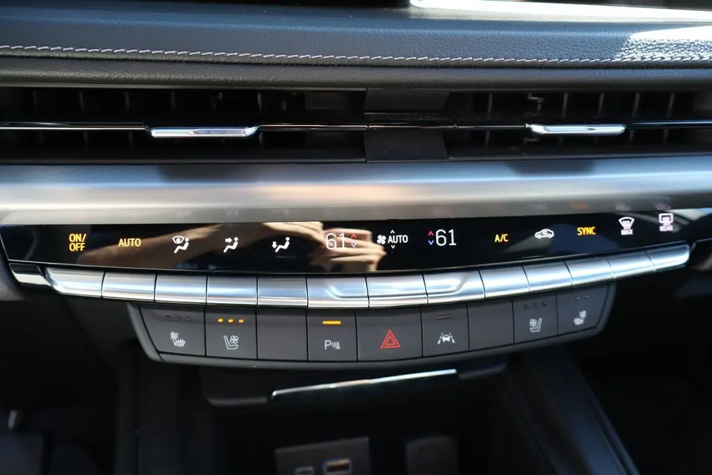2024 Cadillac XT4 Premium Luxury photo 17