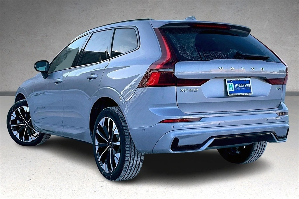 2026 Volvo - image 3