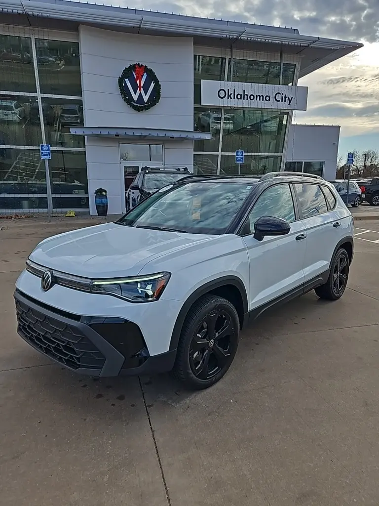 2025 Volkswagen Taos SE Black's photo