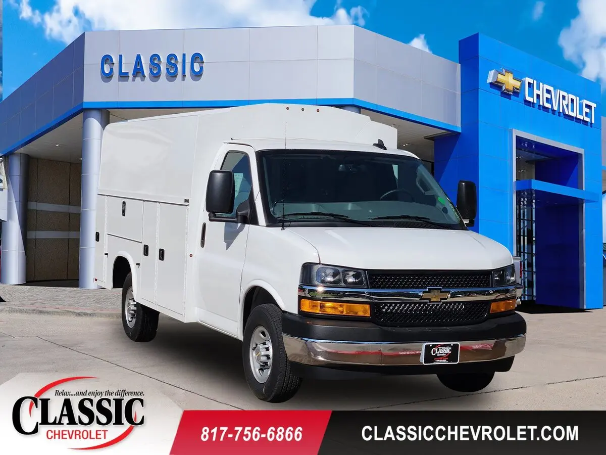 2025 Chevrolet Express Cutaway Base's photo