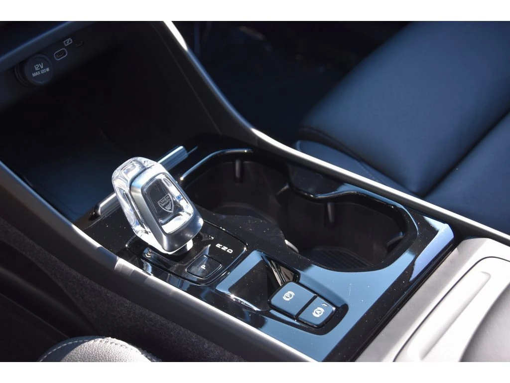 2025 Volvo - image 35