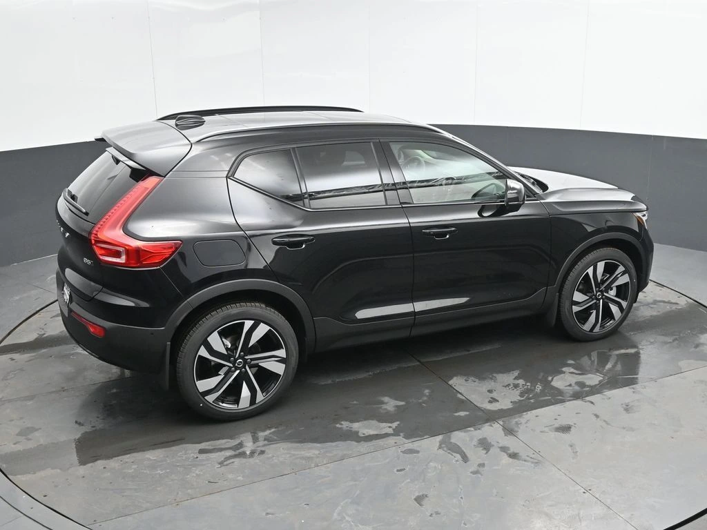 2026 Volvo - image 31