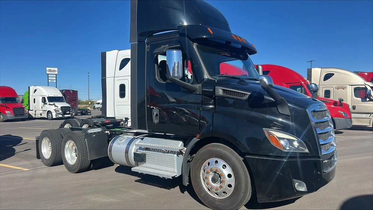 2023 Freightliner Cascadia — photo 3