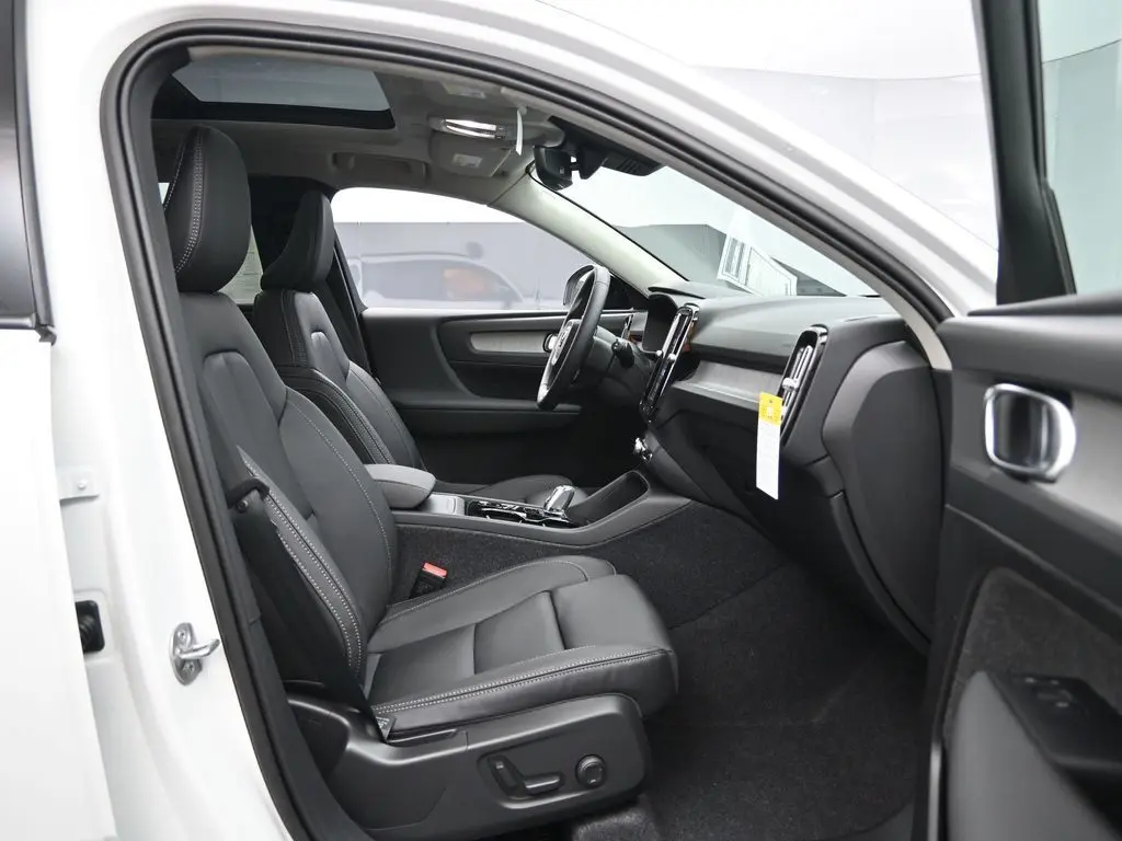 2025 Volvo - image 26