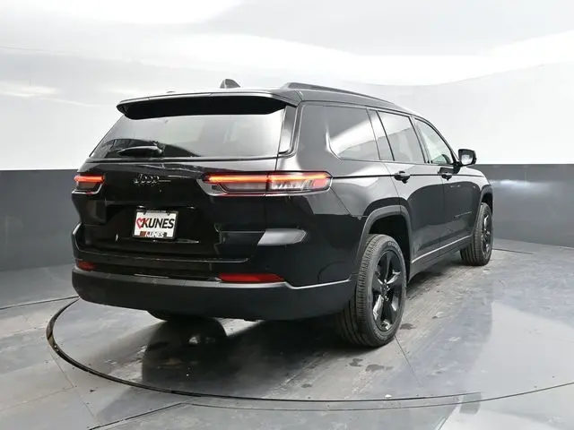 2025 Jeep Grand Cherokee Altitude photo 3