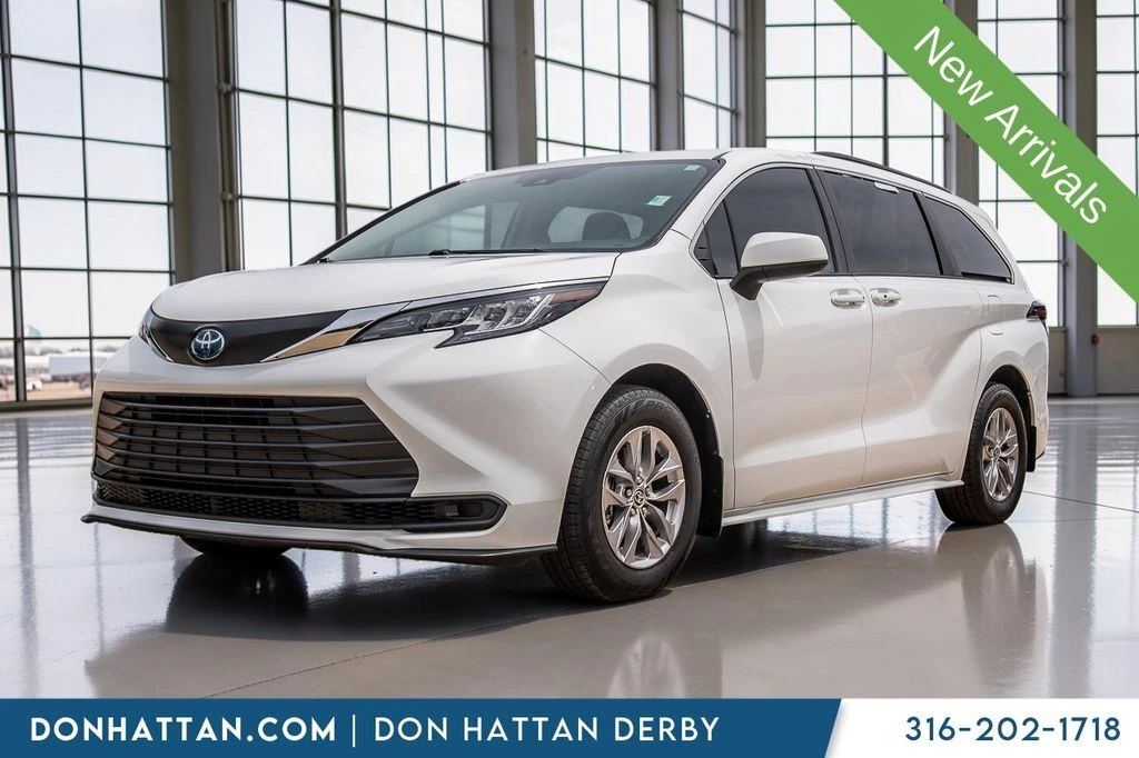 2022 Toyota Sienna LE 8-Passenger Hybrid FWD's photo