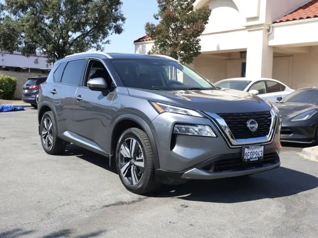 2023 Nissan Rogue SL's photo