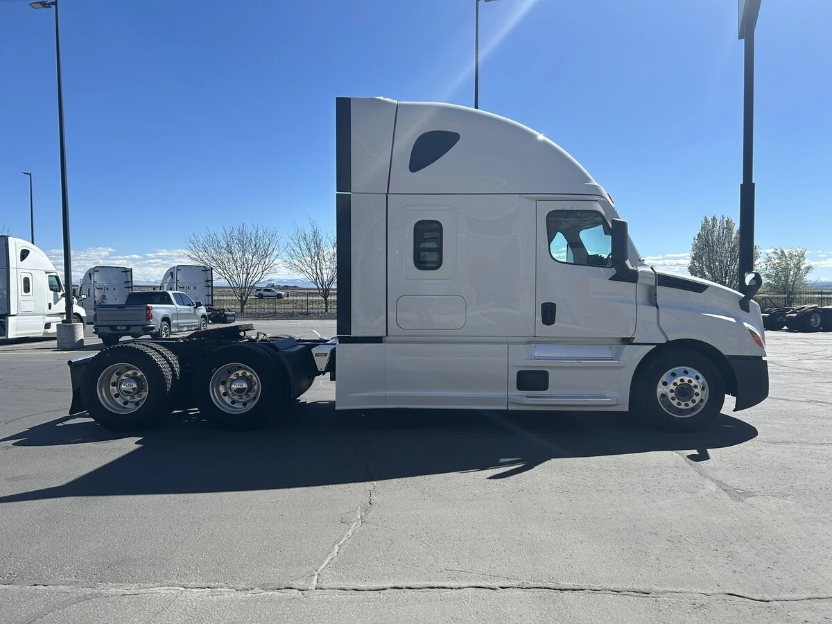 2022 Freightliner Cascadia - image 5