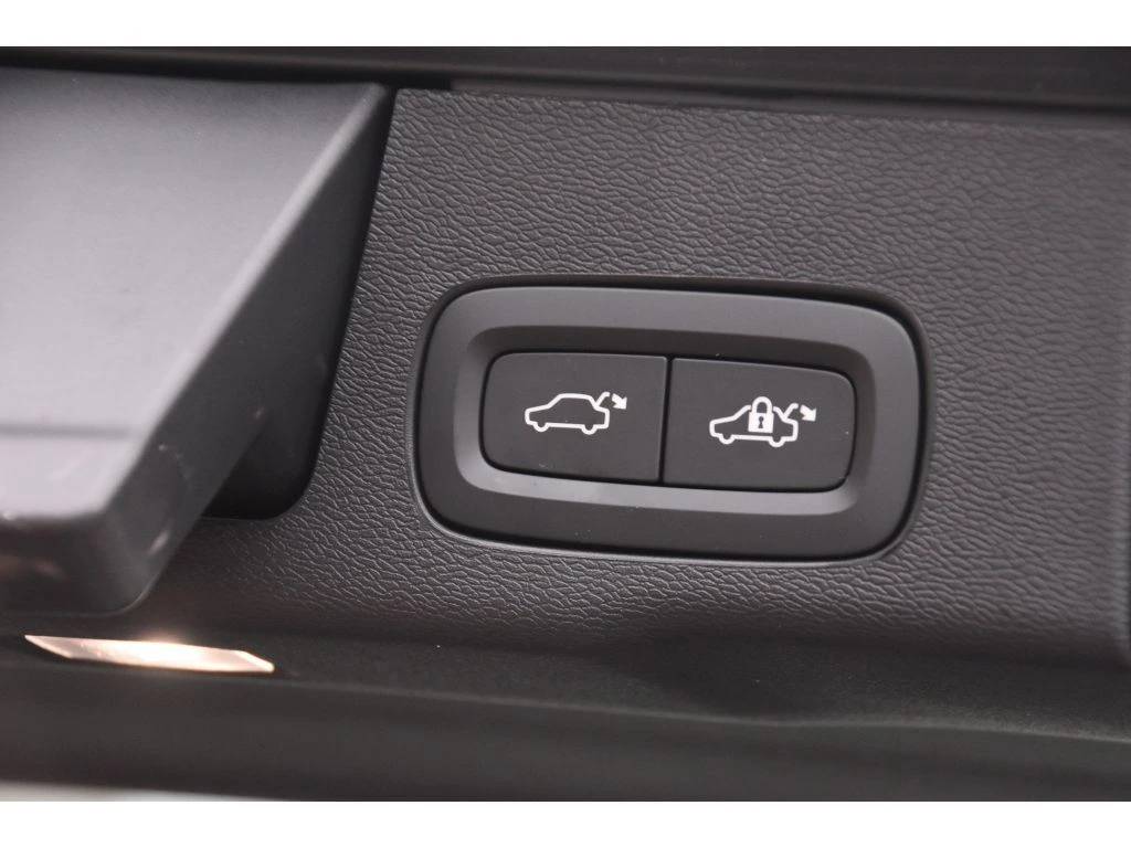 2026 Volvo - image 24