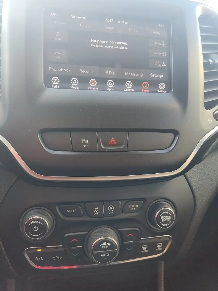 2020 Jeep Cherokee Altitude photo 13