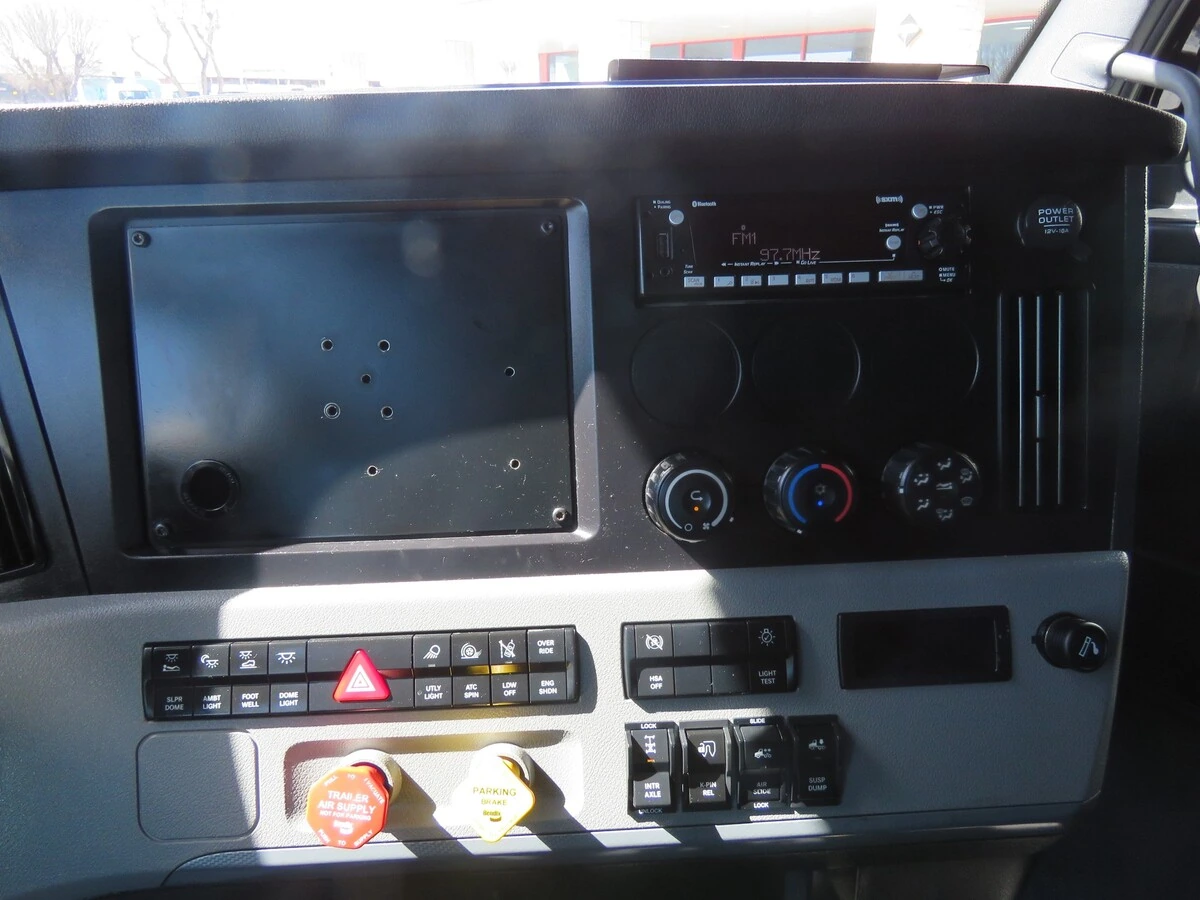 2022 Freightliner Cascadia - image 21