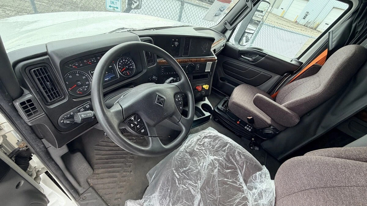 2022 International LT - image 12