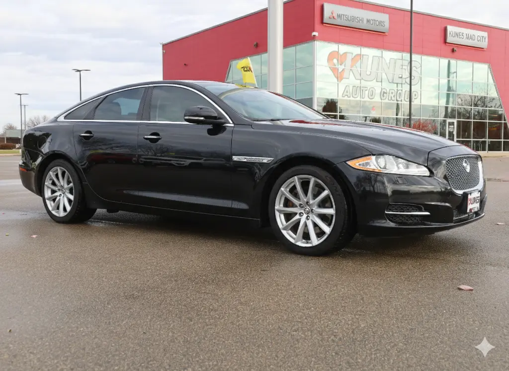 2013 Jaguar XJ Base photo 2